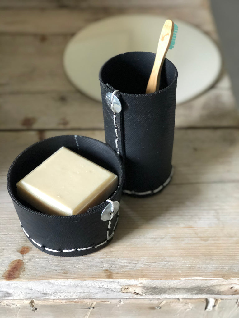 100% recycled rubber pots